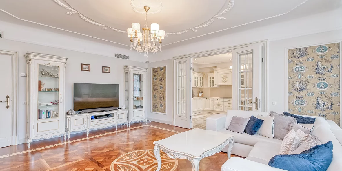 A palace-apartment in the center of Riga. Would you buy one?