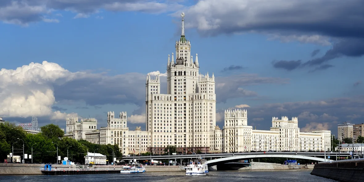 Московский небоскреб, вид с Москвы-реки