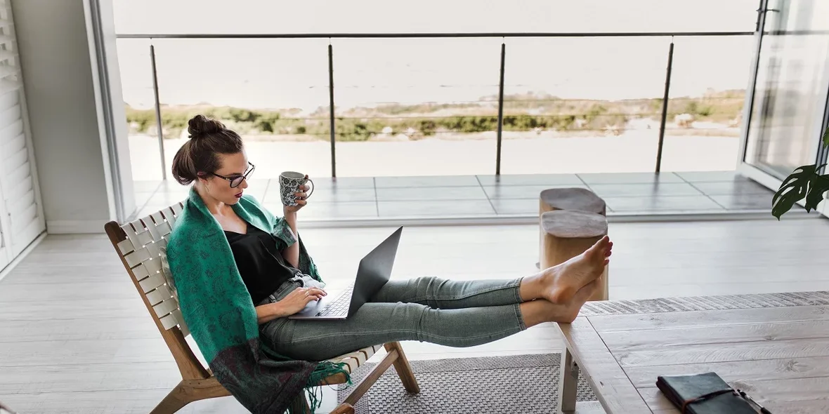 Wie man effektiv zu Hause arbeitet: die Vor- und Nachteile von Telearbeit, nützliche Tipps von Experten