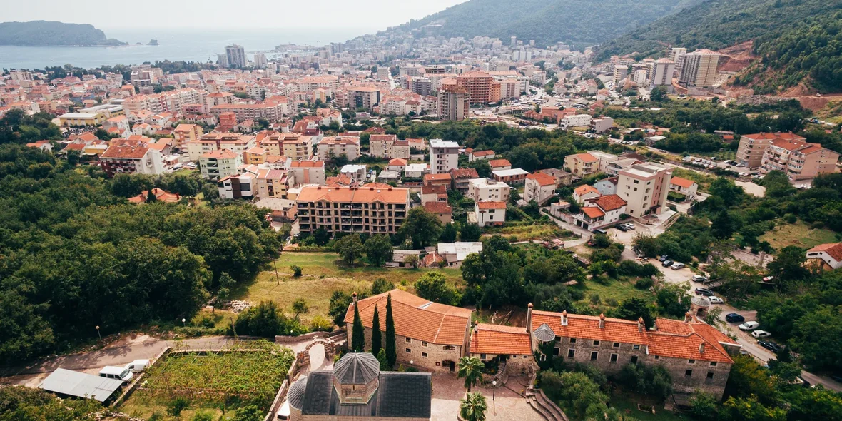 Das Kloster Podmajne im Hintergrund der Gebäude. Budva, Montenegro
