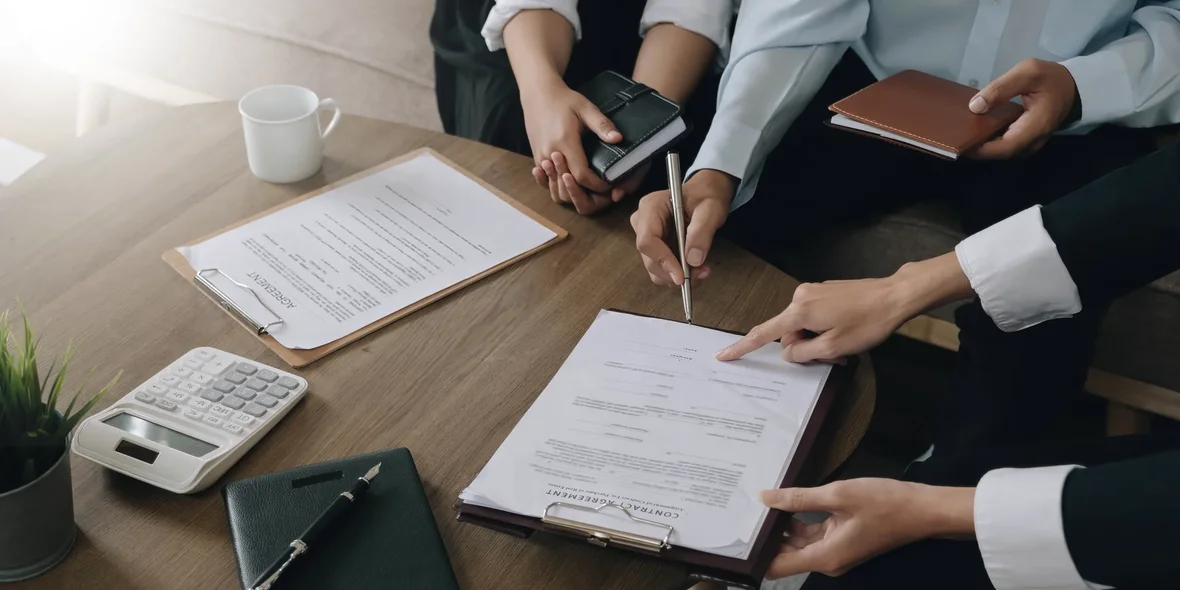 Real Estate Dealer: Who is He And How Does He Make Money?