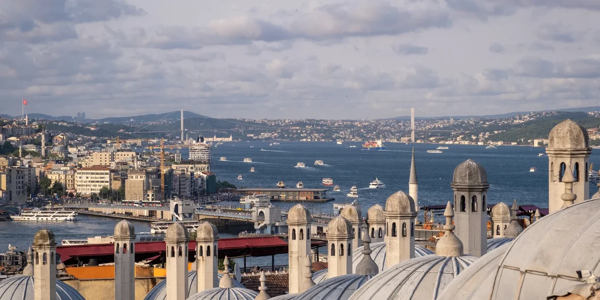 Der Bosporus schimmert, wenn die Boote auf dem Wasser treiben, eingerahmt vom Wahrzeichen Istanbuls