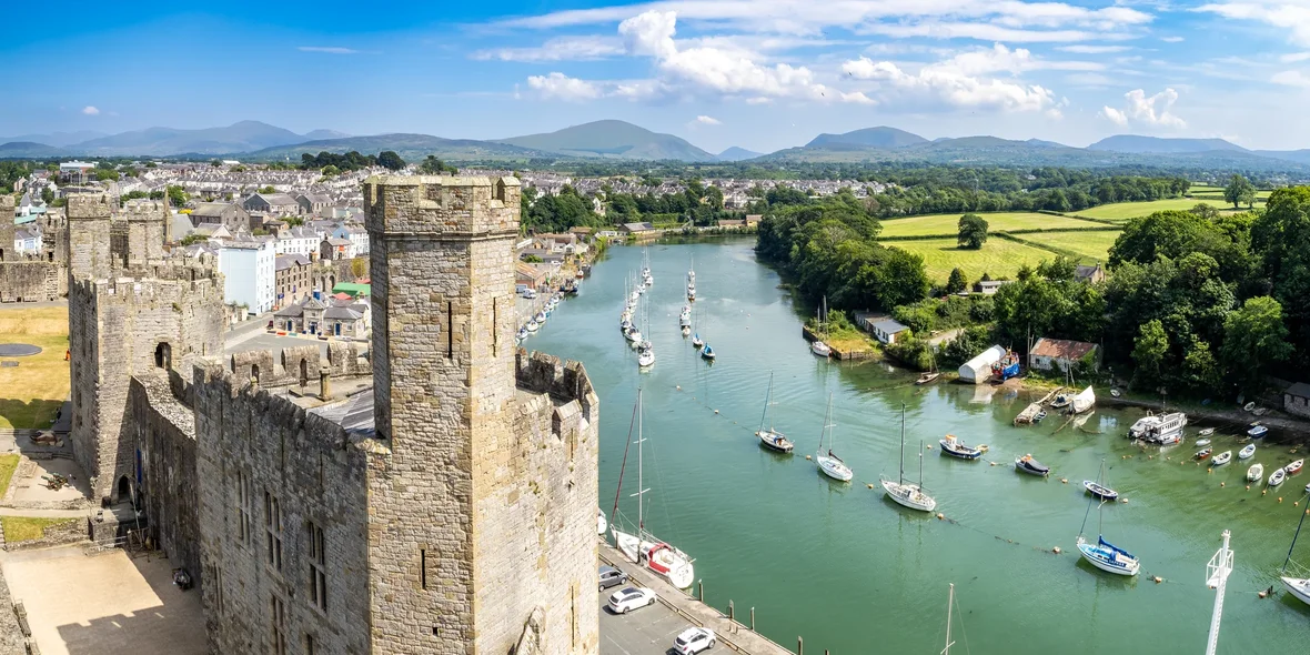 Zamek Caernarfon i Rzeka Afon Seiont, Walia, Wielka Brytania