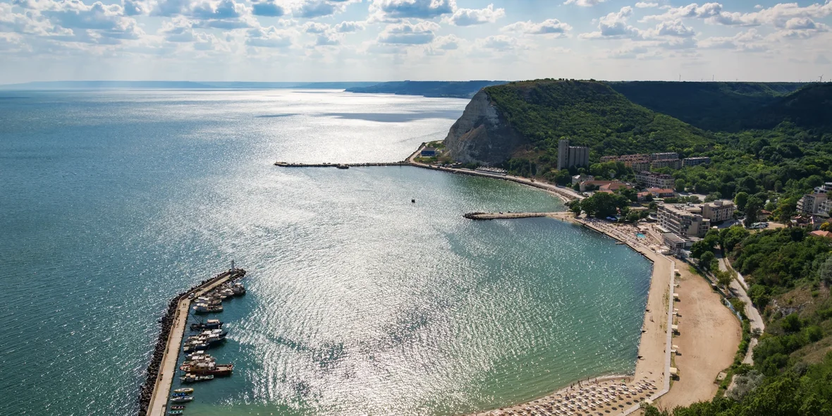 Вид с воздуха на побережье Черного моря в Каварне , Болгария.