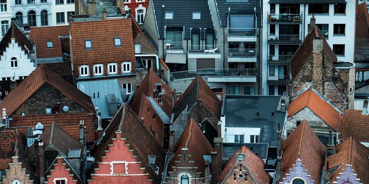 «A small housing in the centre of Brugge. In Belgium an unordinary house on the rooftop is put on sale 2022
