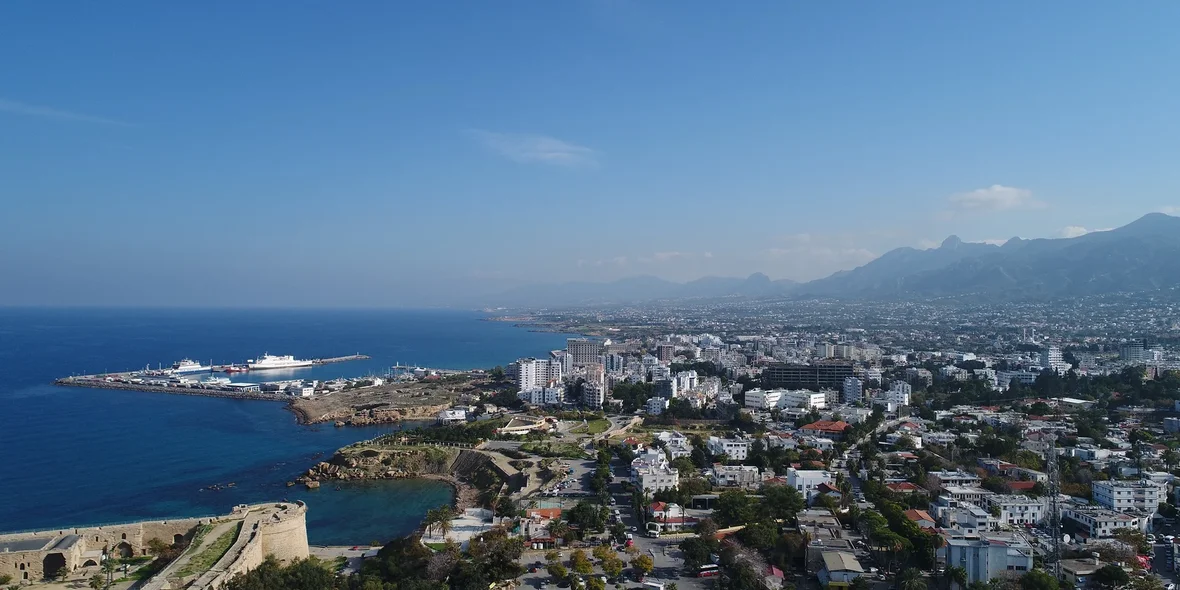 Берег у города Кирения