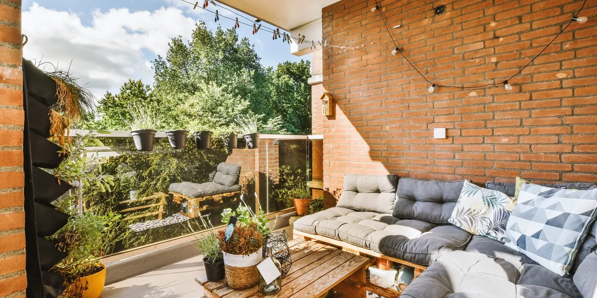 What is a Lounge Balcony: Characteristics and Types