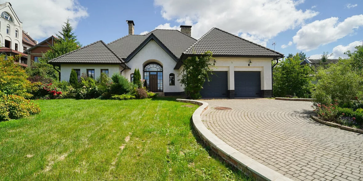 Здесь может быть ваше родовое поместье. В Минске продается элегантный дом в английском стиле 2022