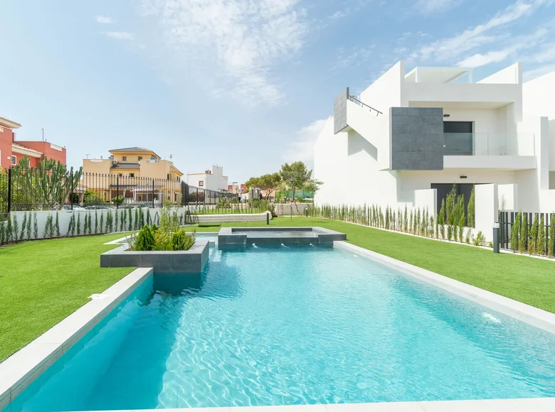 Mieszkanie 3 pokoi 83 m² Torrevieja, Hiszpania
