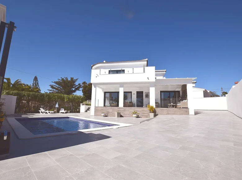 Villa de tres dormitorios 160 m² Urbanizacion Dona Pepa, Španjolska