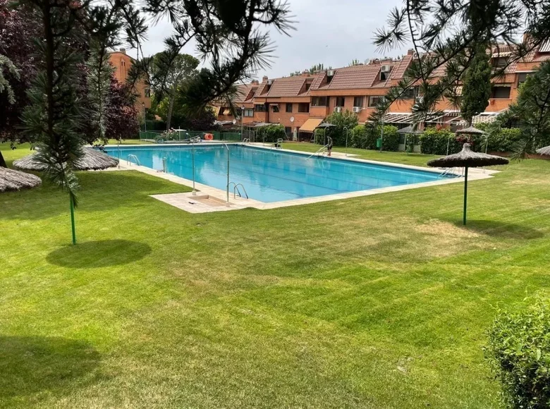 Szeregowiec 6 pokojów 285 m² Madryt, Hiszpania