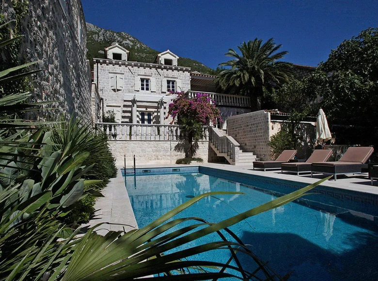 Villa de tres dormitorios 273 m² Perast, Montenegro