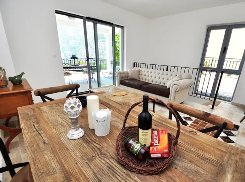 Mieszkanie 2 pokoi 123 m² Risan, Czarnogóra