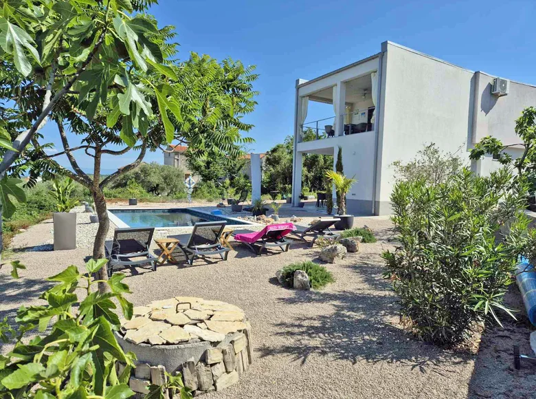 3 bedroom villa 153 m² Kremenici, Croatia