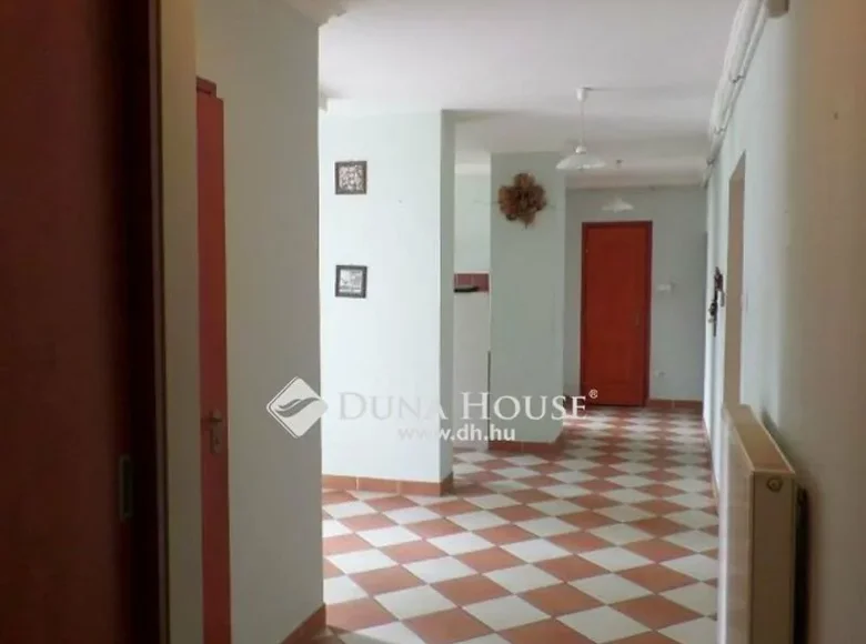 Office 115 m² in Bács-Kiskun, All countries