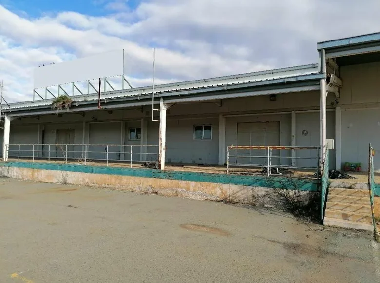 Entrepôt 2 675 m² à Kokkinotrimithia, Chypre