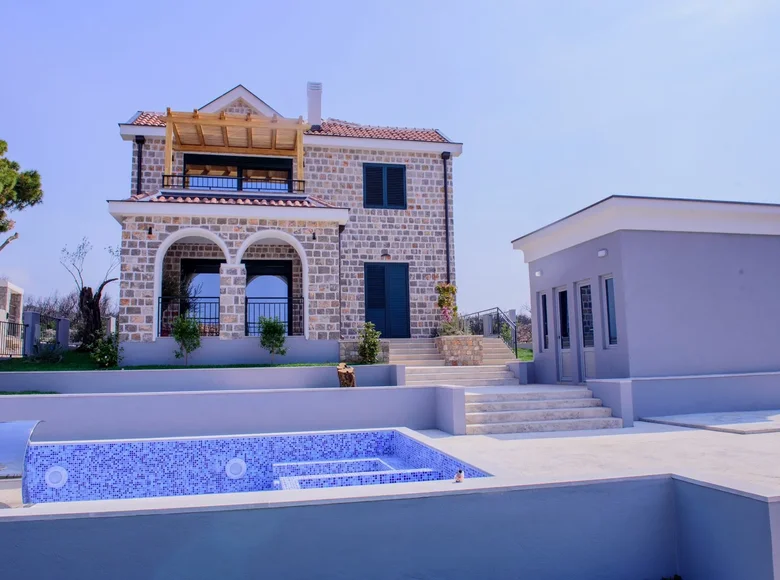 Villa de tres dormitorios 200 m² Lustica, Montenegro