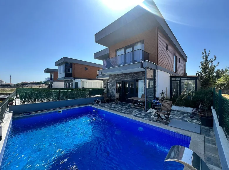 Bungalow 4 bedrooms 200 m² Buyukcekmece, Turkey