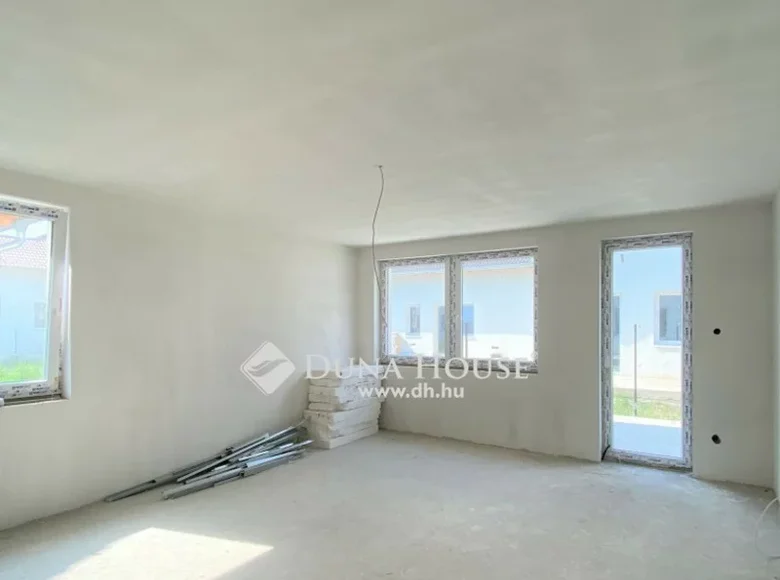 House 2 bathrooms 150 m² in Central Hungary, All countries