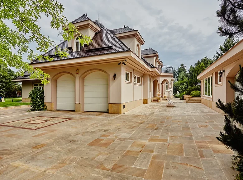 Casa 1 341 m² Panenske Brezany, Chequia