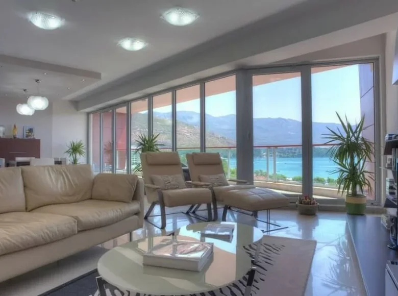 3 bedroom apartment 195 m² Budva, Montenegro