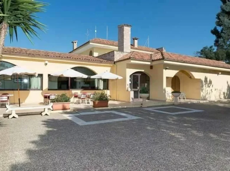 Hotel 800 m² Lecce, Italien