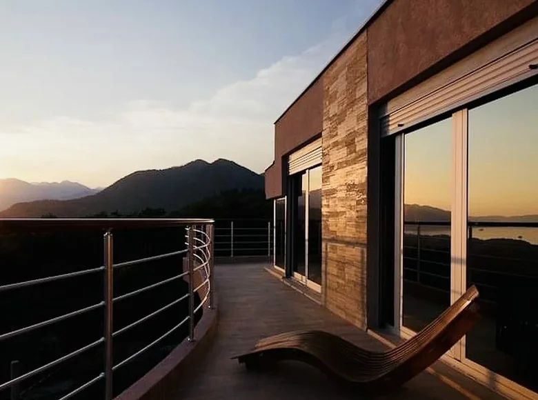2 bedroom penthouse 120 m² Skaljari, Montenegro