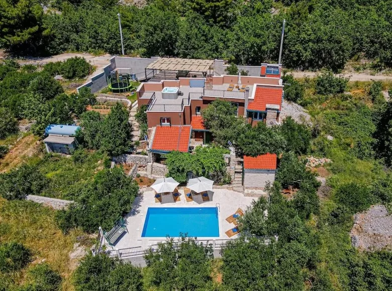 4 bedroom house 220 m² Grad Omis, Croatia