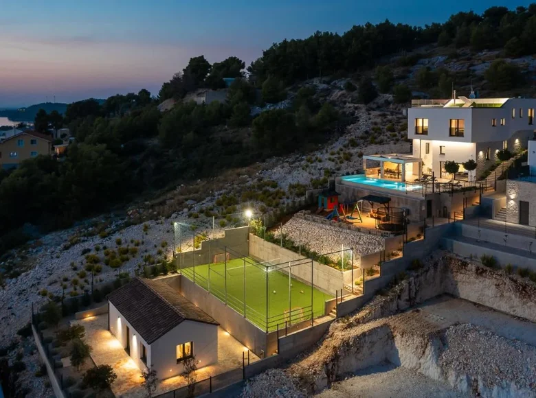 6 bedroom house 360 m² Grad Sibenik, Croatia