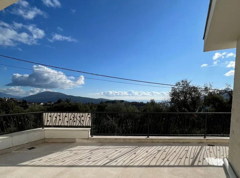 2 bedroom apartment 109 m² Trebesin, Montenegro