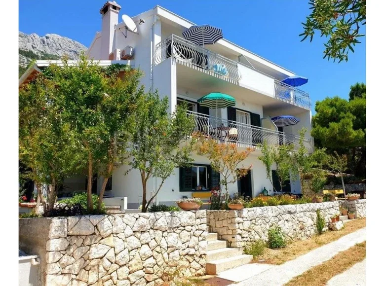 7 room house 291 m² Marusici, Croatia