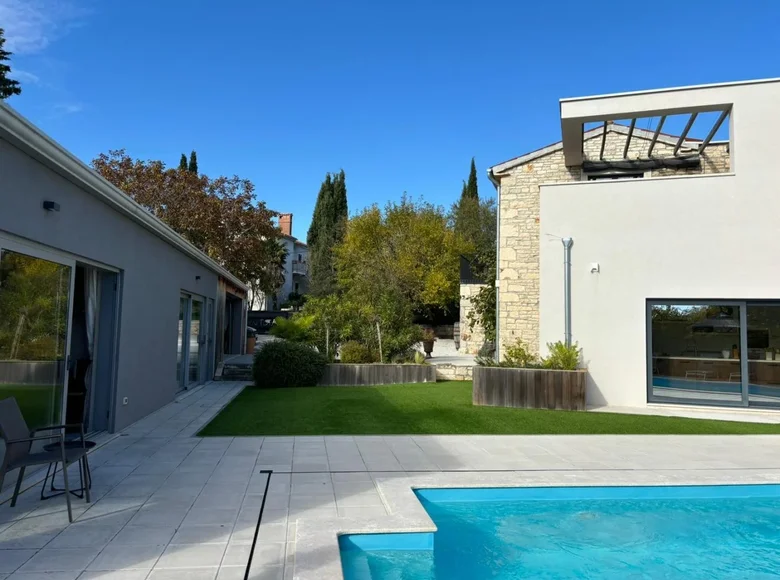Hotel 302 m² Poreč, Kroatien