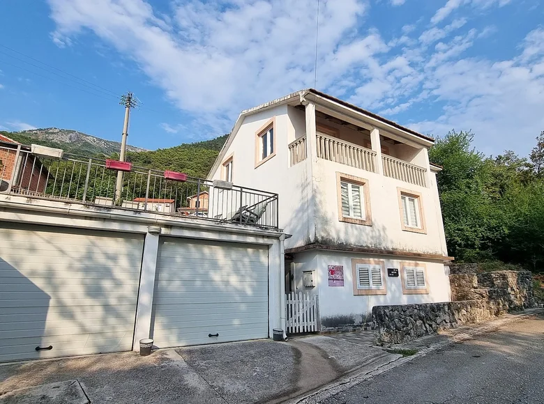5 bedroom house 250 m² Bratesici, Montenegro