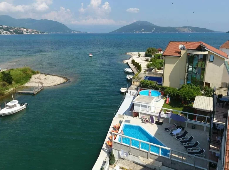 Hotel 6 bedrooms 500 m² in Herceg Novi, Montenegro