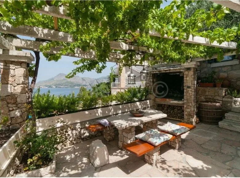 8 room house 322 m² Grad Omis, Croatia