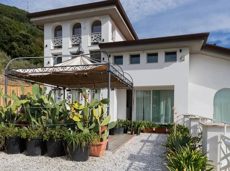 villa de 5 dormitorios 400 m² Carrara, Italia