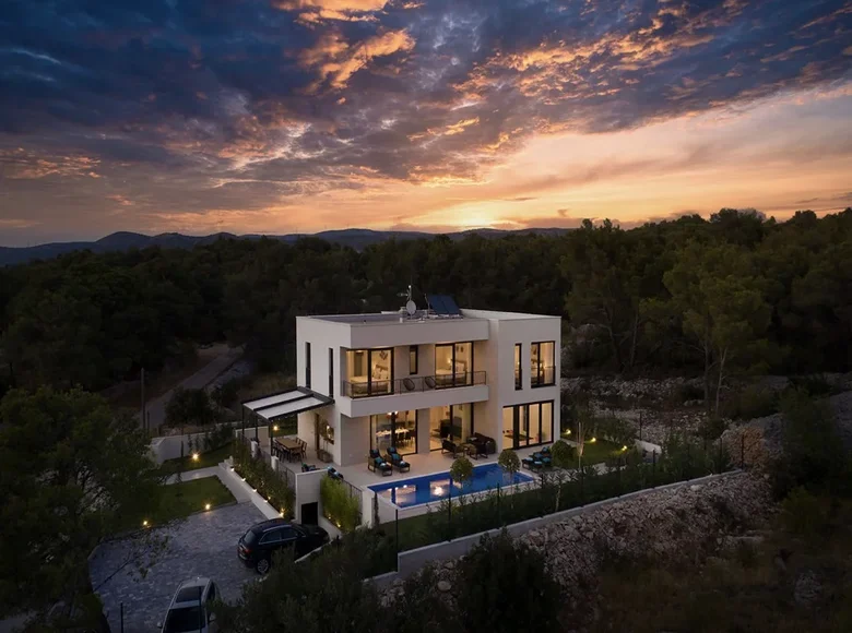 4 bedroom house 250 m² Grad Sibenik, Croatia