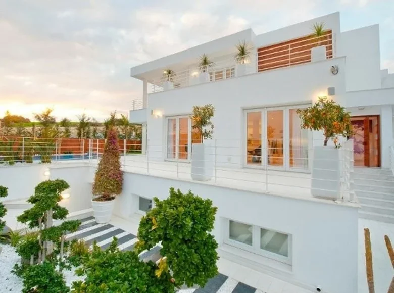 Haus 4 Schlafzimmer  Koinoteta Agiou Tychona, Zypern