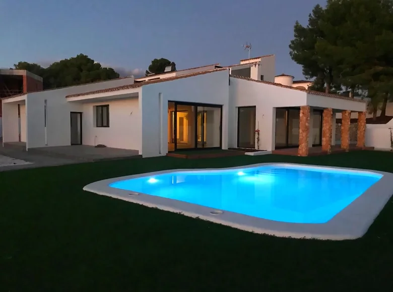 villa de 5 dormitorios 420 m² Benisa, Španjolska