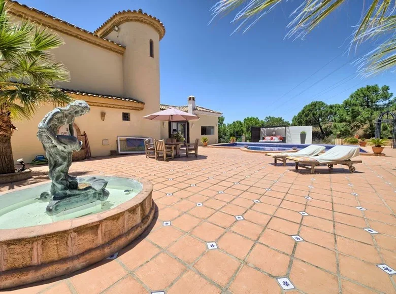 4-Schlafzimmer-Villa 309 m² Estepona, Spanien