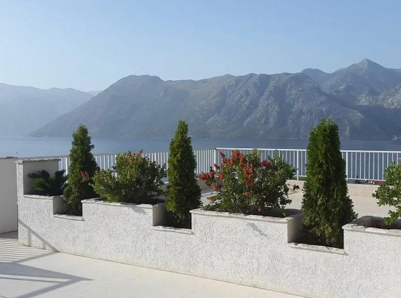 3 bedroom apartment 190 m² Dobrota, Montenegro