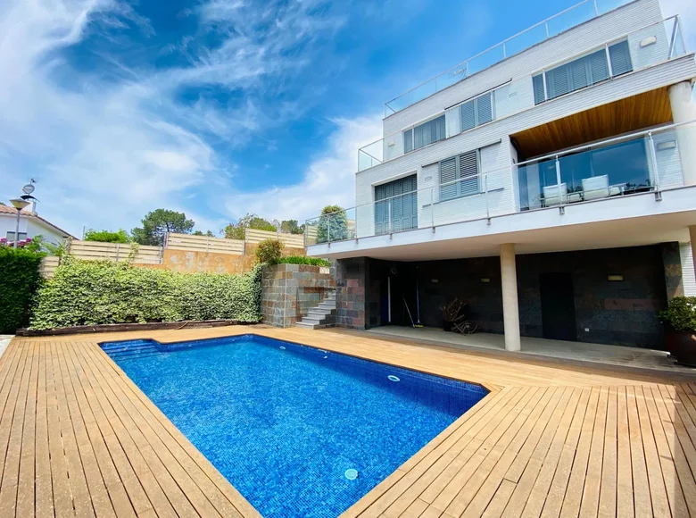 3 bedroom villa 245 m² Canyelles, Spain