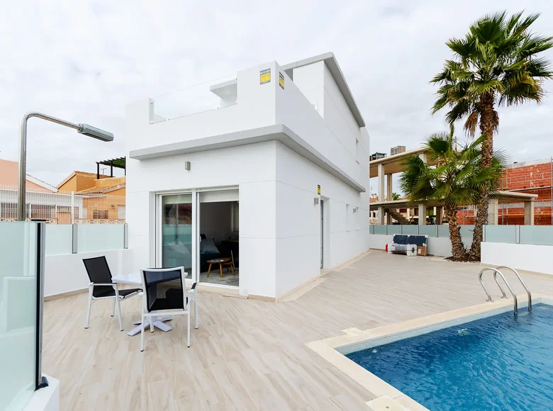 Mieszkanie 3 pokoi 116 m² Torrevieja, Hiszpania