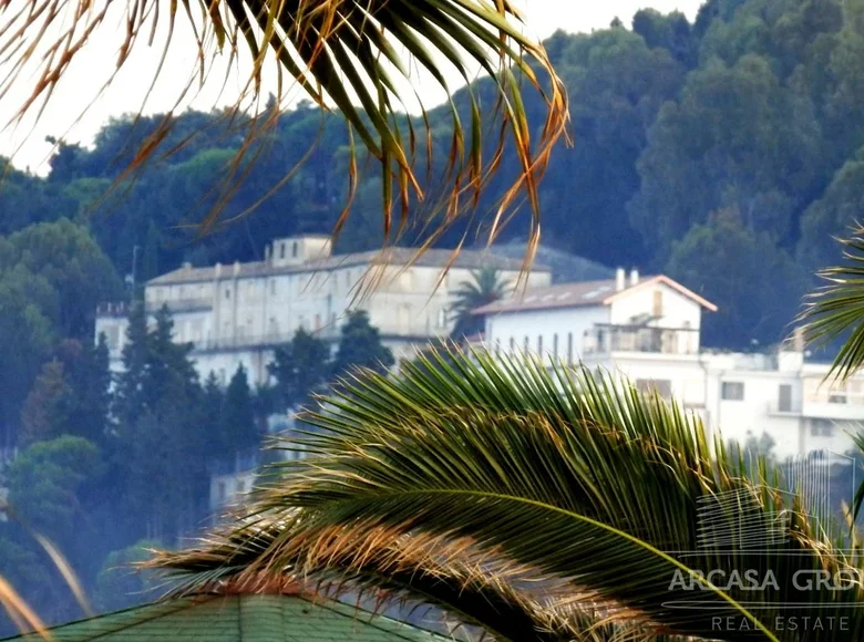 Hôtel 3 000 m² à Staletti, Italie