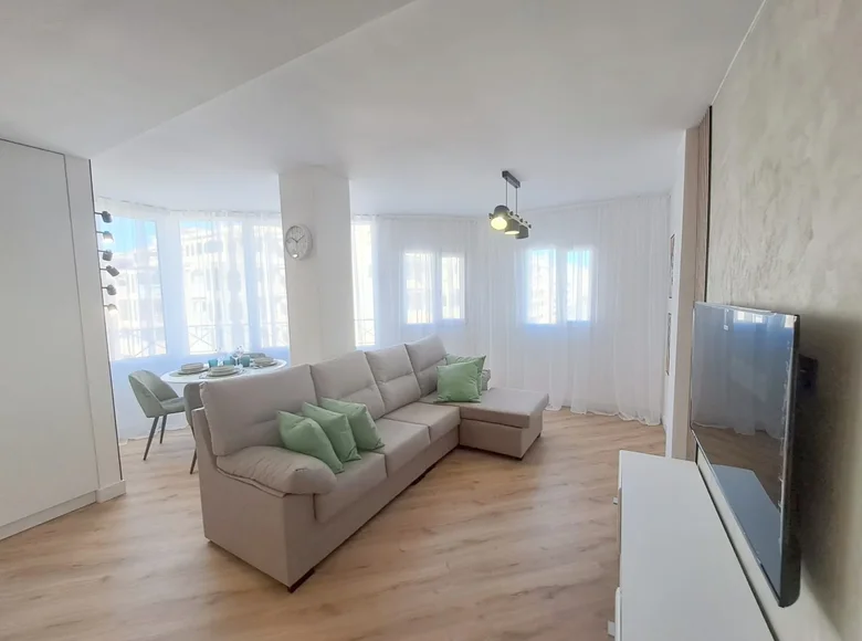 Mieszkanie 2 pokoi 77 m² Torrevieja, Hiszpania