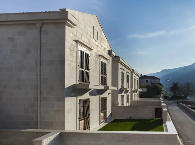 Mieszkanie 3 pokoi 196 m² Dobrota, Czarnogóra