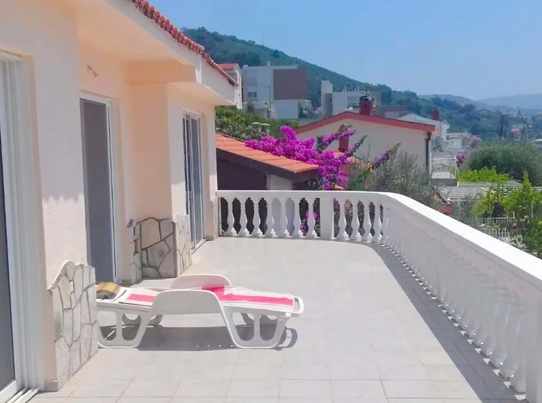 7 bedroom villa 200 m² Dobra Voda, Montenegro