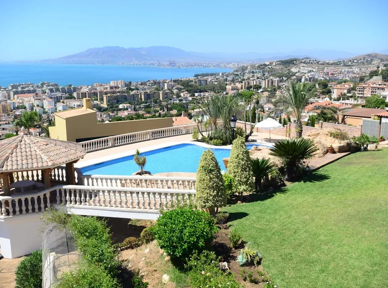 6-Schlafzimmer-Villa 2 148 m² Malaga, Spanien