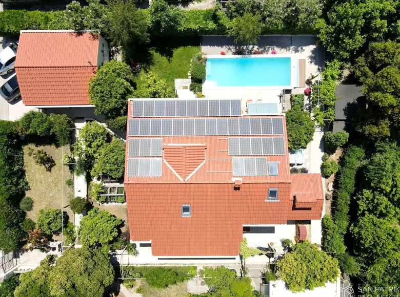 3 bedroom house 183 m² Kastel Luksic, Croatia