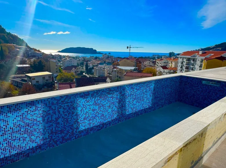 2 bedroom penthouse 145 m² Budva, Montenegro